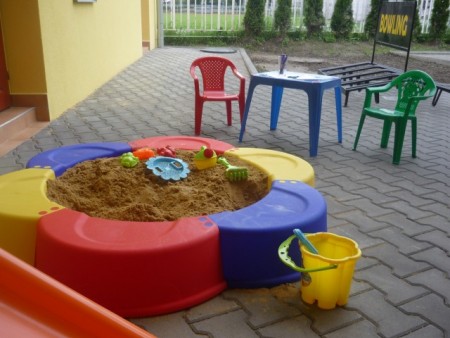 pískoviště,skluzavka,malování